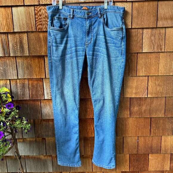 EUC Tommy Bahama Relaxed Fit Denim Jeans with Stretch in Men's 36X32 - Picture 1 of 13
